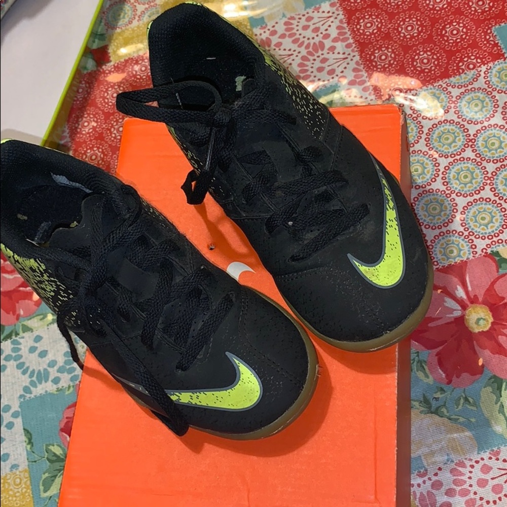 Kids tennis shoes